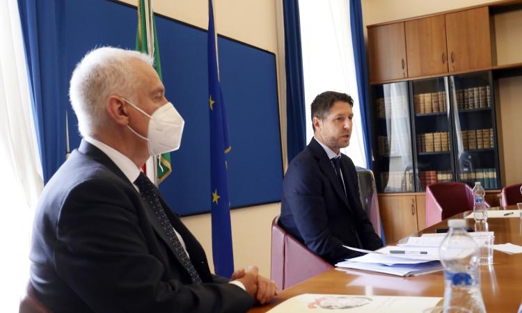 Il sottosegretario Molteni benedice il 'modello Macerata': "La Lega vuole riaprire le discoteche" (VIDEO e FOTO) Il sottosegretario Molteni benedice il 'modello Macerata': "La Lega vuole riaprire le discoteche" (VIDEO e FOTO)