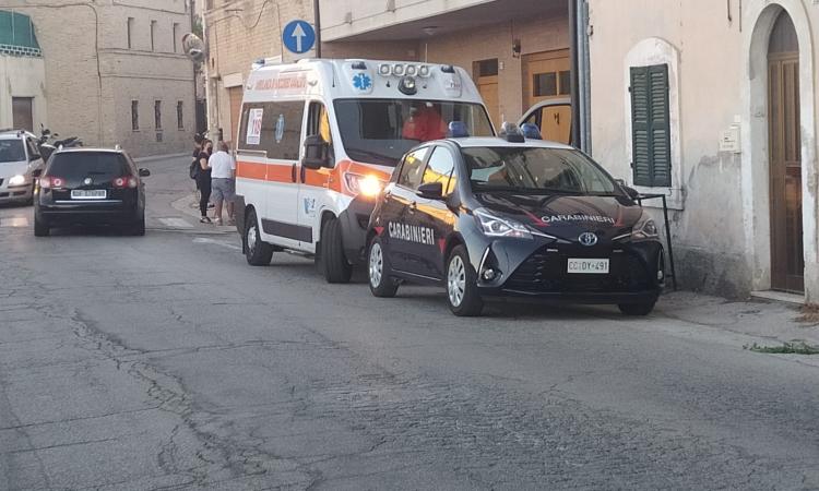 Macerata, mistero sulla morte in casa di un sessantenne: 118 e carabinieri sul posto Macerata, mistero sulla morte in casa di un sessantenne: 118 e carabinieri sul posto