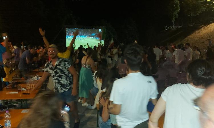 Mogliano, altra "notte magica" vissuta tra street food e maxi-schermo: tutti in festa per l'Italia