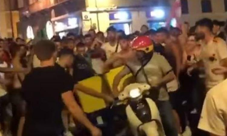 Cultura "violenta" e alcol: l'episodio del rider aggredito dopo Italia-Spagna