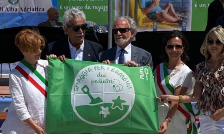 Porto Recanati premiata con la "Bandiera Verde dei pediatri" come meta turistica a misura di bambino Porto Recanati premiata con la "Bandiera Verde dei pediatri" come meta turistica a misura di bambino