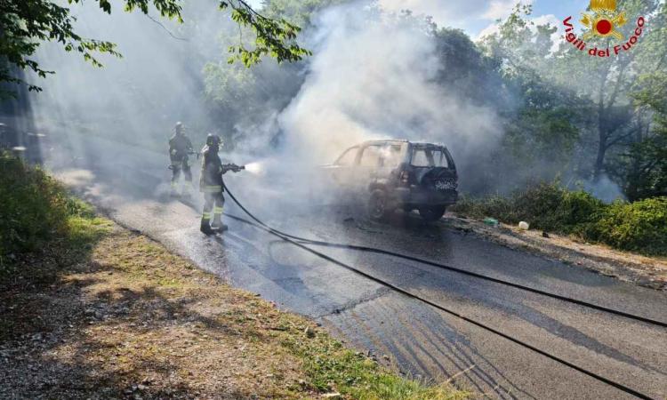 Apiro, jeep va in fiamme: conducente accosta e chiama i soccorsi Apiro, jeep va in fiamme: conducente accosta e chiama i soccorsi