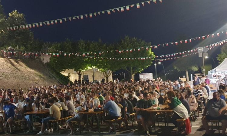 Europei, il trionfo degli azzurri a Mogliano: tutti uniti davanti al maxi-schermo Europei, il trionfo degli azzurri a Mogliano: tutti uniti davanti al maxi-schermo