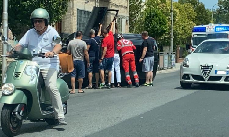 Macerata, finisce contro un palo e si ribalta con l'auto a Sforzacosta: donna soccorsa dal 118 Macerata, finisce contro un palo e si ribalta con l'auto a Sforzacosta: donna soccorsa dal 118