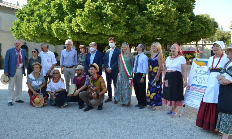 Macerata, la festa delle tradizioni: un successo la rievocazione storica della trebbiatura Macerata, la festa delle tradizioni: un successo la rievocazione storica della trebbiatura