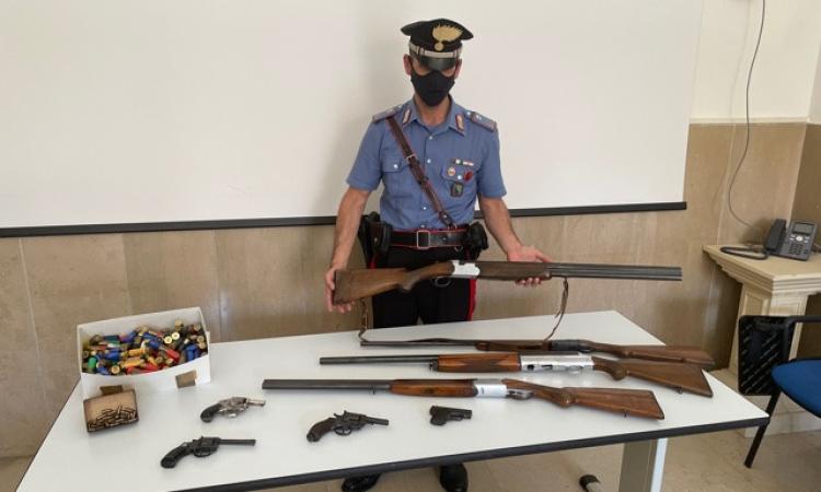 Macerata, tenta il suicidio con un fucile: 50enne salvato all'ultimo dai carabinieri Macerata, tenta il suicidio con un fucile: 50enne salvato all'ultimo dai carabinieri