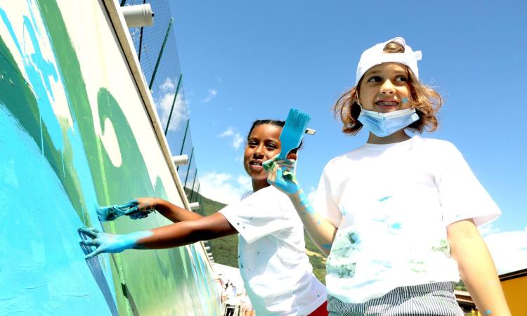 Muccia, i bimbi disegnano un murales nel villaggio Sae: festa di colori grazie alla Fondazione Bocelli (FOTOGALLERY) Muccia, i bimbi disegnano un murales nel villaggio Sae: festa di colori grazie alla Fondazione Bocelli (FOTOGALLERY)