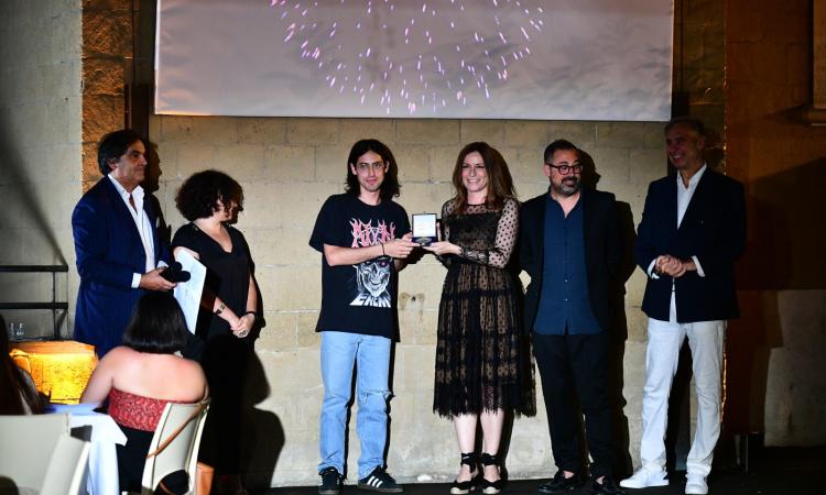 Macerata, ad un ginesino il primo premio del concorso giovani stilisti. Landi: " rivedere la formazione tecnica" Macerata, ad un ginesino il primo premio del concorso giovani stilisti. Landi: " rivedere la formazione tecnica"