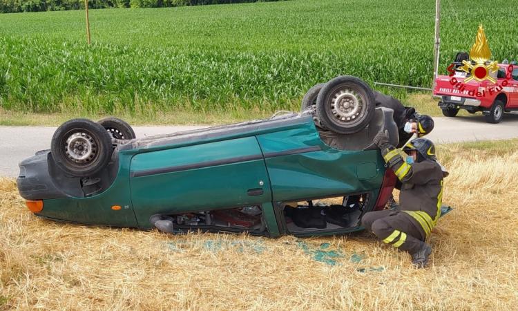 Montecassiano, l'auto esce di strada e si ribalta: il conducente resta incastrato nell'abitacolo Montecassiano, l'auto esce di strada e si ribalta: il conducente resta incastrato nell'abitacolo