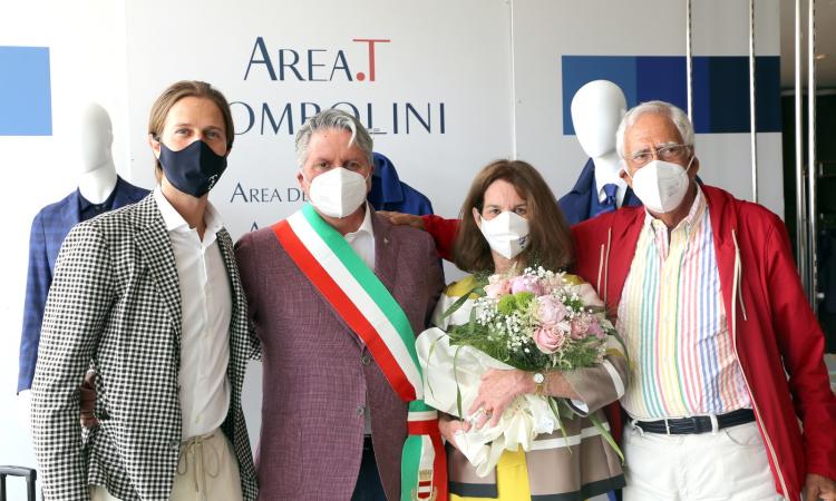 Shopping di qualità per Kathleen Kennedy, figlia dell'ex senatore Bob: visita sorpresa alla Tombolini (FOTO) Shopping di qualità per Kathleen Kennedy, figlia dell'ex senatore Bob: visita sorpresa alla Tombolini (FOTO)