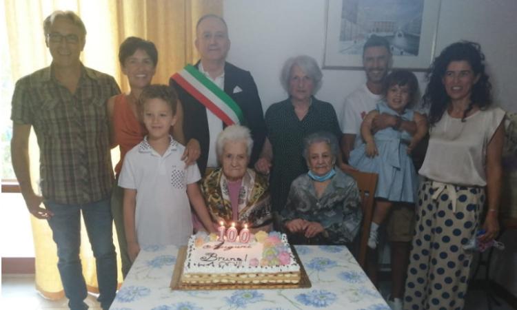Grande festa a Morrovalle: Rosa Rotelli spegne 100 candeline Grande festa a Morrovalle: Rosa Rotelli spegne 100 candeline