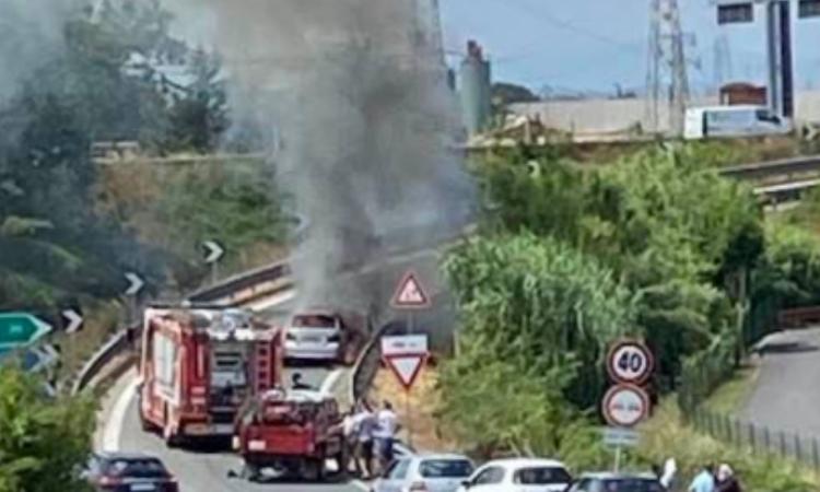 Civitanova, auto in fiamme sulla rampa di uscita dalla superstrada