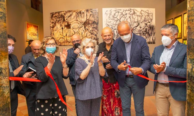 Civitanova, la febbre creativa di Carlacchiani: l'inaugurazione diventa performance