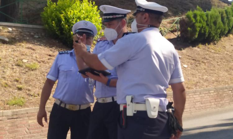 Macerata, fatale caduta dopo l'urto con un autobus: la vittima è la 46enne Federica Ciuffetti Macerata, fatale caduta dopo l'urto con un autobus: la vittima è la 46enne Federica Ciuffetti