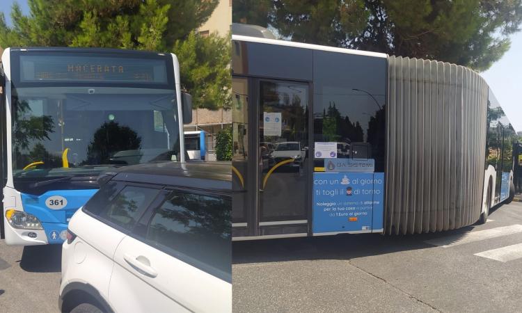 Macerata, suv parcheggiato male blocca la manovra dell'autobus: traffico in tilt (FOTO)