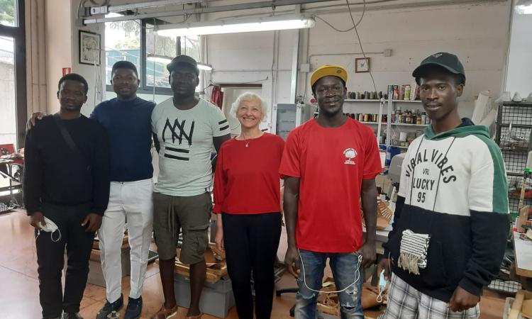 Dagli scarti di merce firmata nascono i "Sandali on the road": la nuova iniziativa del Gus