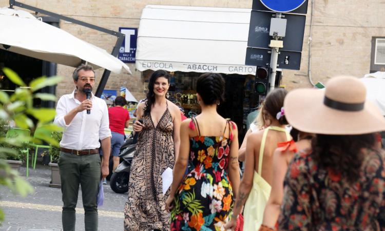 Macerata, piazza della Libertà diventa una passerella: la moda mare sfila in centro città (FOTO e VIDEO)