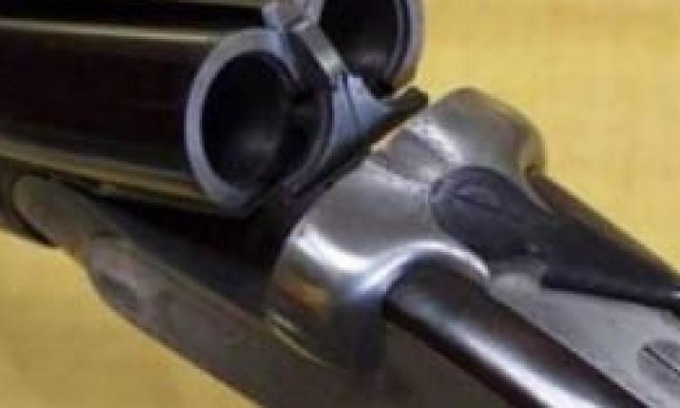 Corridonia, fanno troppo rumore a tarda notte: 80enne minacca con il fucile un gruppo di giovani