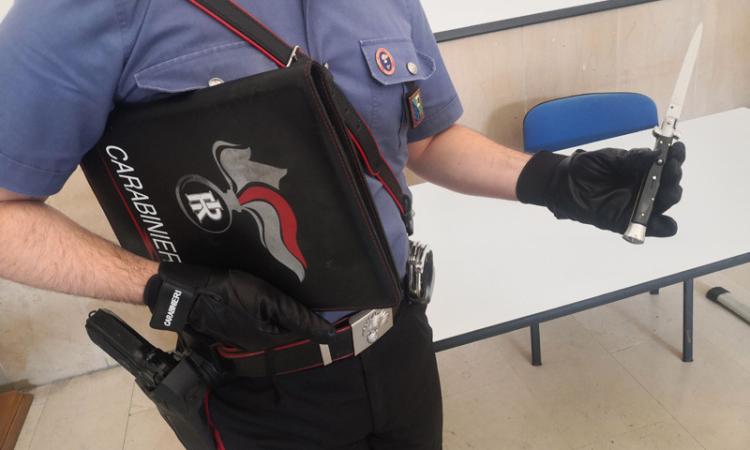 Donna di 35 anni girava con un coltello a scatto: sequestrato. Tre neopatentati alla guida ubriachi Donna di 35 anni girava con un coltello a scatto: sequestrato. Tre neopatentati alla guida ubriachi
