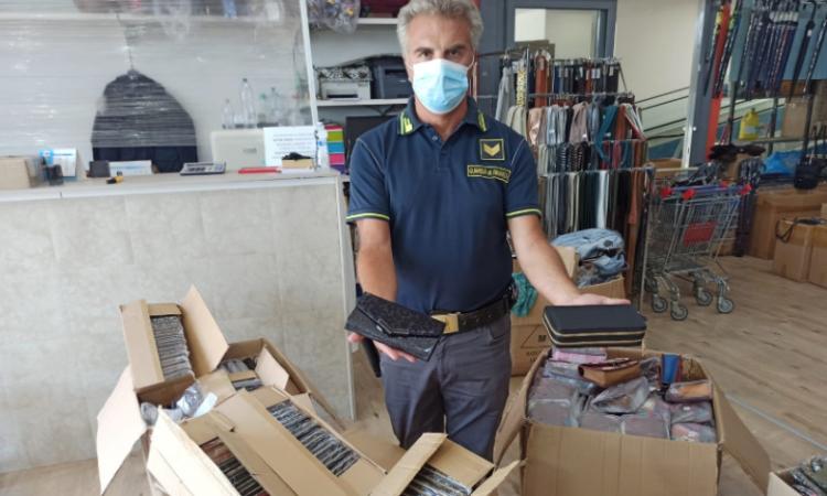 Civitanova, borse e portafogli: sequestrati 500 articoli non sicuri in un negozio della città