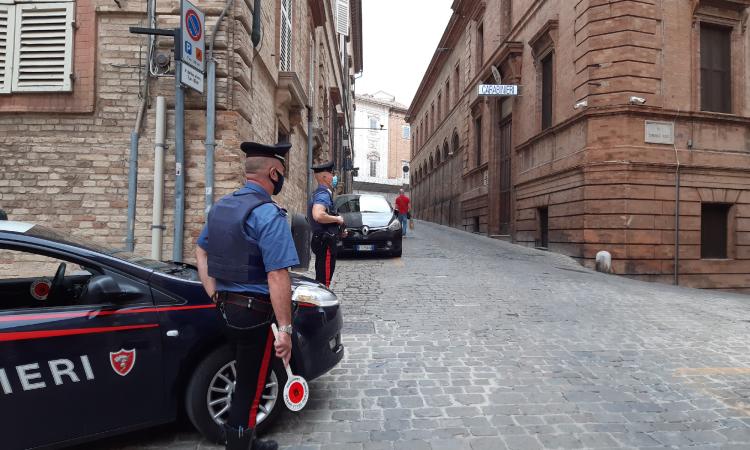 Macerata, lite fra fidanzati degenera: aggrediti 3 carabinieri. Scatta la denuncia per un 17enne Macerata, lite fra fidanzati degenera: aggrediti 3 carabinieri. Scatta la denuncia per un 17enne