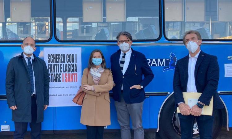 L'arte sala sul bus: prende il via a Visso la mostra fotografica itinerante