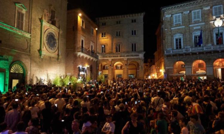Macerata, Notte dell'Opera 2021: niente vetro e chiusura al traffico, come cambia la viabilità Macerata, Notte dell'Opera 2021: niente vetro e chiusura al traffico, come cambia la viabilità