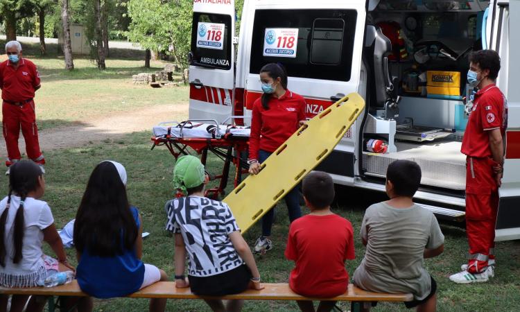 Penna San Giovanni, i bimbi del campo estivo a lezione dai volontari della Croce Rossa (FOTO)