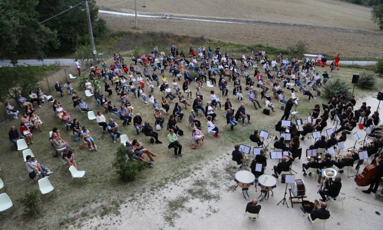 Apiro, il corpo bandistico omaggia i grandi cantautori: concerto all'Abbazia di Sant'Urbano Apiro, il corpo bandistico omaggia i grandi cantautori: concerto all'Abbazia di Sant'Urbano