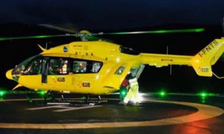 Tolentino, schianto tra auto e moto: centauro a Torrette in eliambulanza
