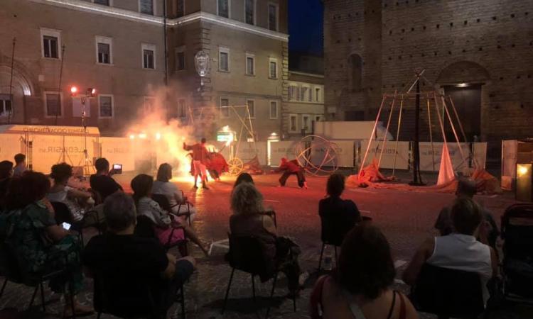 Macerata si tinge d'oro per la Notte dell'Opera: buona l'affluenza nonostante le restrizioni (FOTO) Macerata si tinge d'oro per la Notte dell'Opera: buona l'affluenza nonostante le restrizioni (FOTO)
