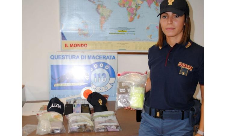 Tentano la fuga in auto con 20mila euro di droga: calci e pugni ai poliziotti. Arrestati due pusher