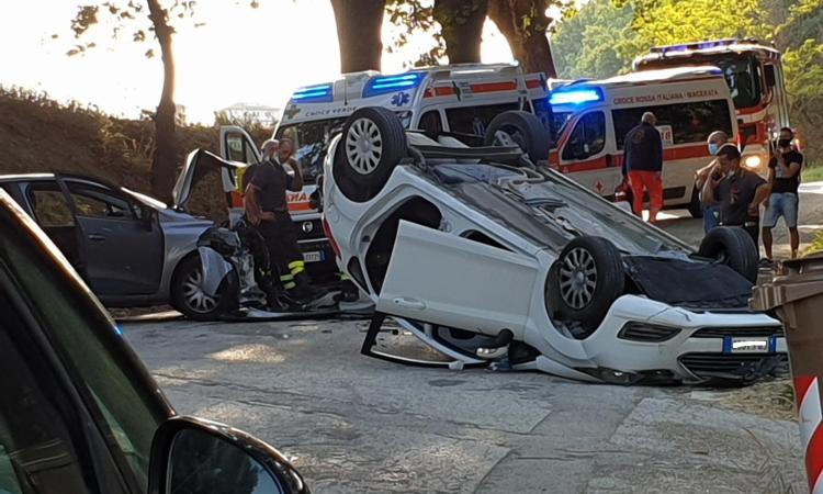 Mogliano, violento scontro tra due auto, una si ribalta: coinvolta anche una bambina
