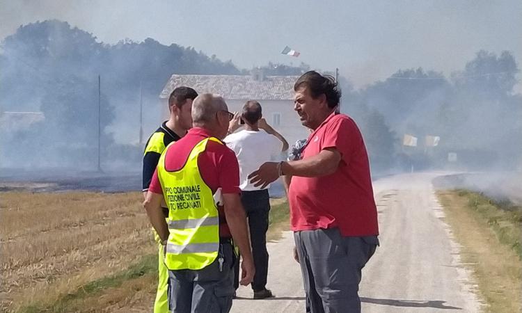 Porto Recanati, vasto incendio in località Scossicci: canadair in azione. Evacuate tre abitazioni (FOTO e VIDEO)