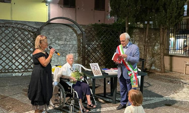 Porto Recanati festeggia Hena Marchegiani: una turista fedele da 70 anni Porto Recanati festeggia Hena Marchegiani: una turista fedele da 70 anni