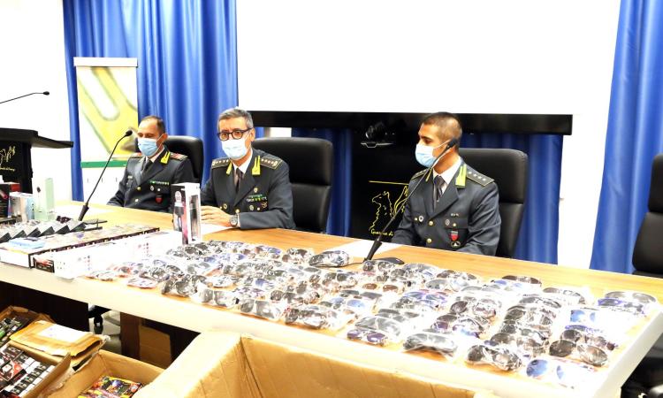 Sequestrati oltre 19mila articoli di produzione cinese con falso marchio "CE": sei denunce (FOTO e VIDEO) Sequestrati oltre 19mila articoli di produzione cinese con falso marchio "CE": sei denunce (FOTO e VIDEO)