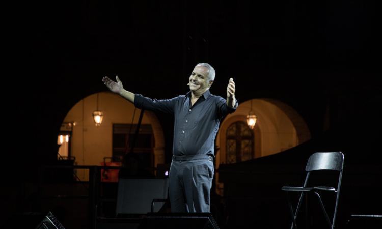 San Severino, Giorgio Panariello travolgente: in piazza del Popolo oltre due ore di risate San Severino, Giorgio Panariello travolgente: in piazza del Popolo oltre due ore di risate