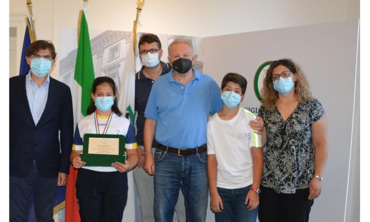 Caldarola, la piccola Ester Grandinetti ricevuta in Regione: è una campionessa in erba di tiro con l'arco Caldarola, la piccola Ester Grandinetti ricevuta in Regione: è una campionessa in erba di tiro con l'arco