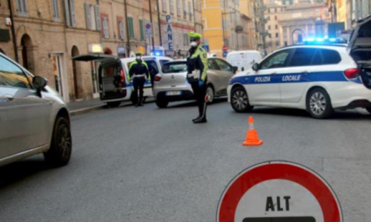 Macerata, insulti e minacce alla Polizia Locale su Facebook: denunciati un uomo e una donna