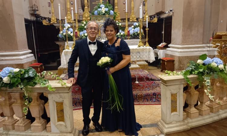 Macerata, Sergio e Cinzia sposi: il fatidico "sì" arriva nella chiesa di San Giorgio Macerata, Sergio e Cinzia sposi: il fatidico "sì" arriva nella chiesa di San Giorgio