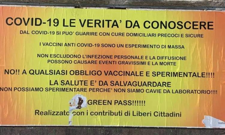 Comparsi manifesti contro obbligo vaccinale e green pass
