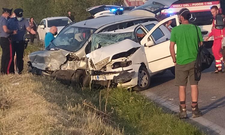 Treia, scontro frontale tra due auto lungo la provinciale 361: una ragazza soccorsa in elicottero (FOTO e VIDEO)