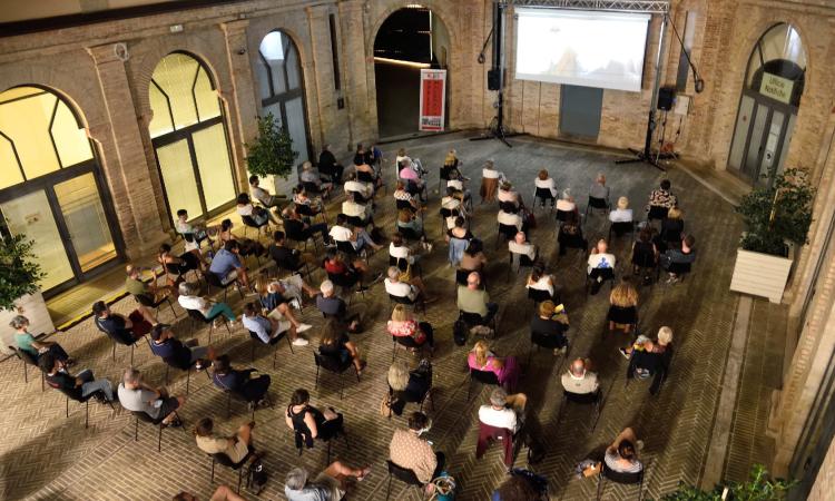 Macerata, torna la rassegna "Cinema Aperto" nel cortile di Palazzo Conventati: il programma Macerata, torna la rassegna "Cinema Aperto" nel cortile di Palazzo Conventati: il programma