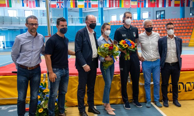 Gianmarco Tamberi torna a casa da campione olimpico: l'abbraccio della sua Ancona