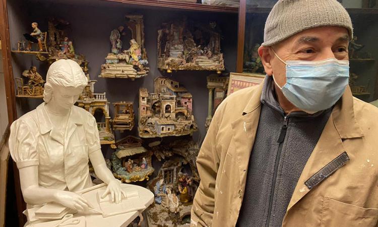 Lo scultore Grassettini celebra le Gabrielline: l'opera è  esposta sotto la Galleria Europa