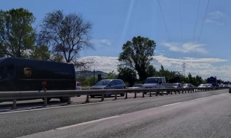 Civitanova, doppio incidente in superstrada, coinvolta anche una moto: tre le persone ferite