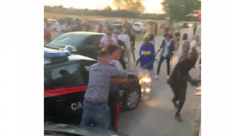 Rissa choc a Marotta: giovane accoltellato in prognosi riservata. Aggrediti anche i carabinieri (VIDEO)