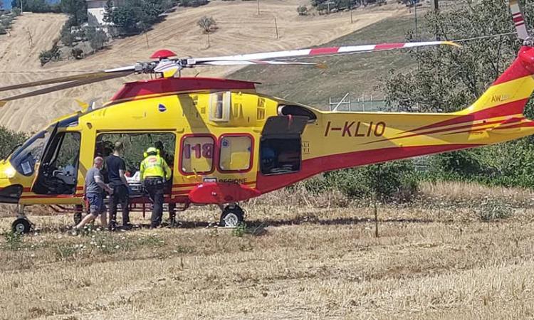 Cingoli, frontale in curva: un ferito trasportato a Torrette in eliambulanza Cingoli, frontale in curva: un ferito trasportato a Torrette in eliambulanza