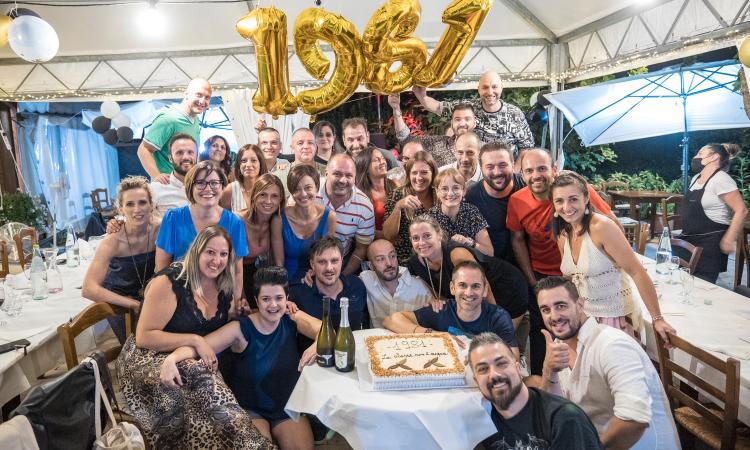 Treia, grande festa per i neo quarantenni: la classe 1981 si ritrova a cena Treia, grande festa per i neo quarantenni: la classe 1981 si ritrova a cena