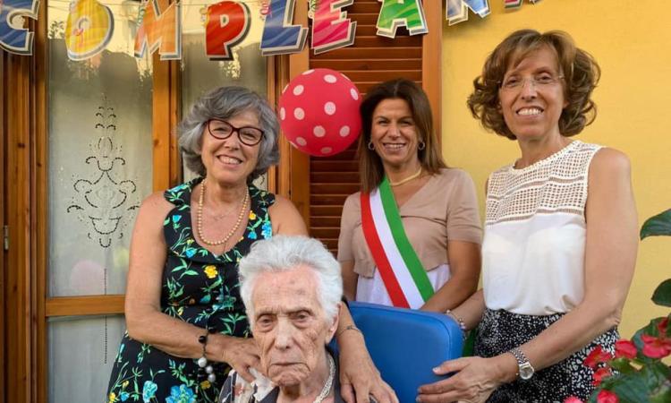 Camerino, i 100 anni della maestra Nazzarena:  auguri dagli alunni di tutto il mondo